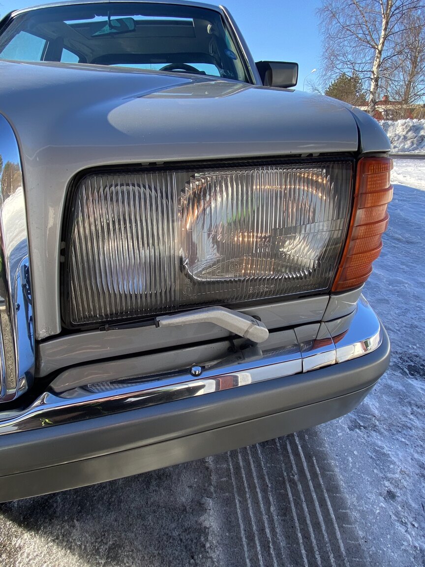 Exterior image of 1988 Mercedes-Benz 300 SE