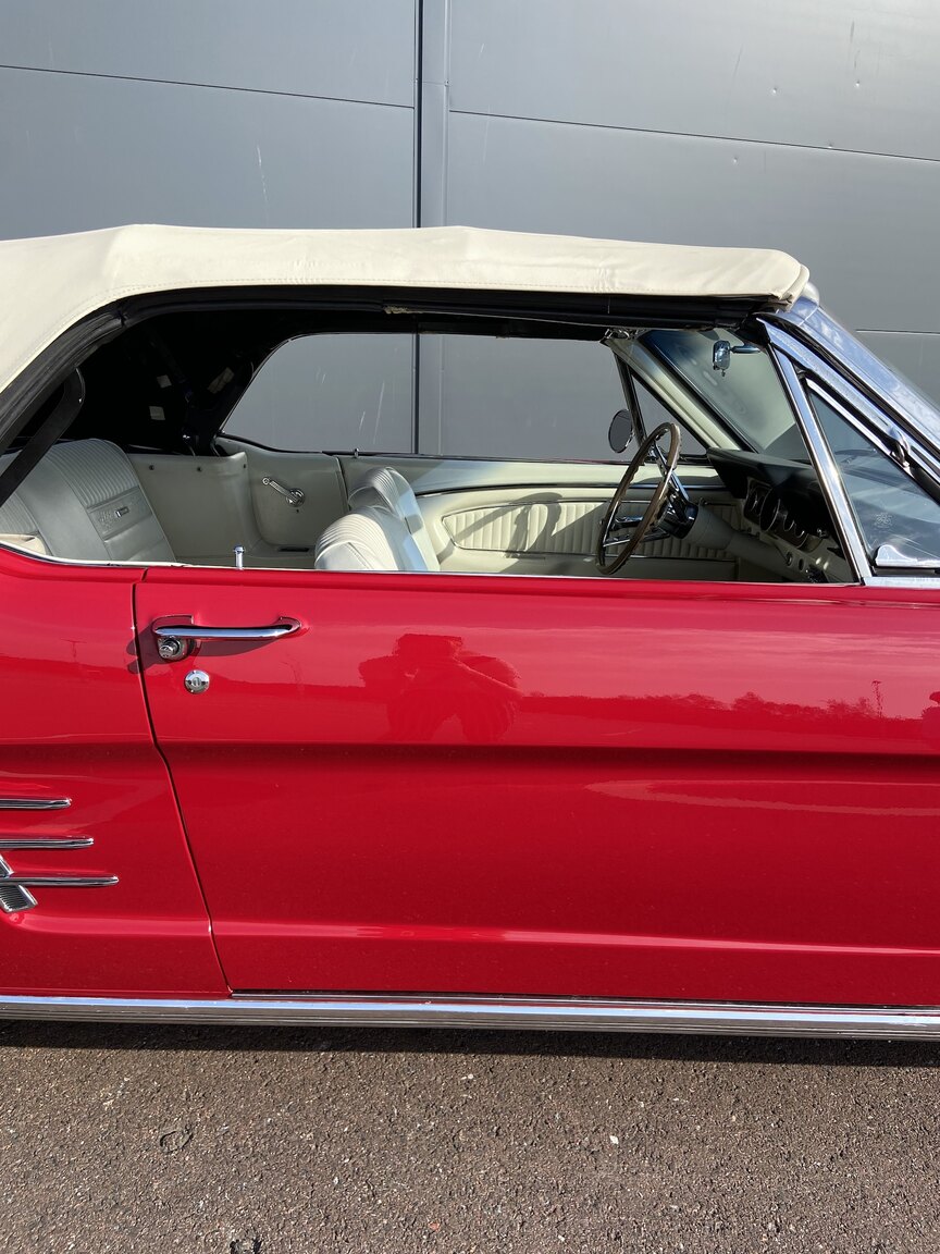 Exteriörbild på 1966 Ford Mustang Convertible