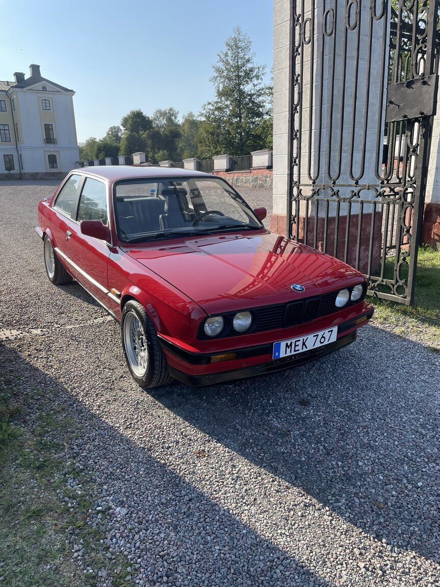 Exterior image of 1987 BMW 320i