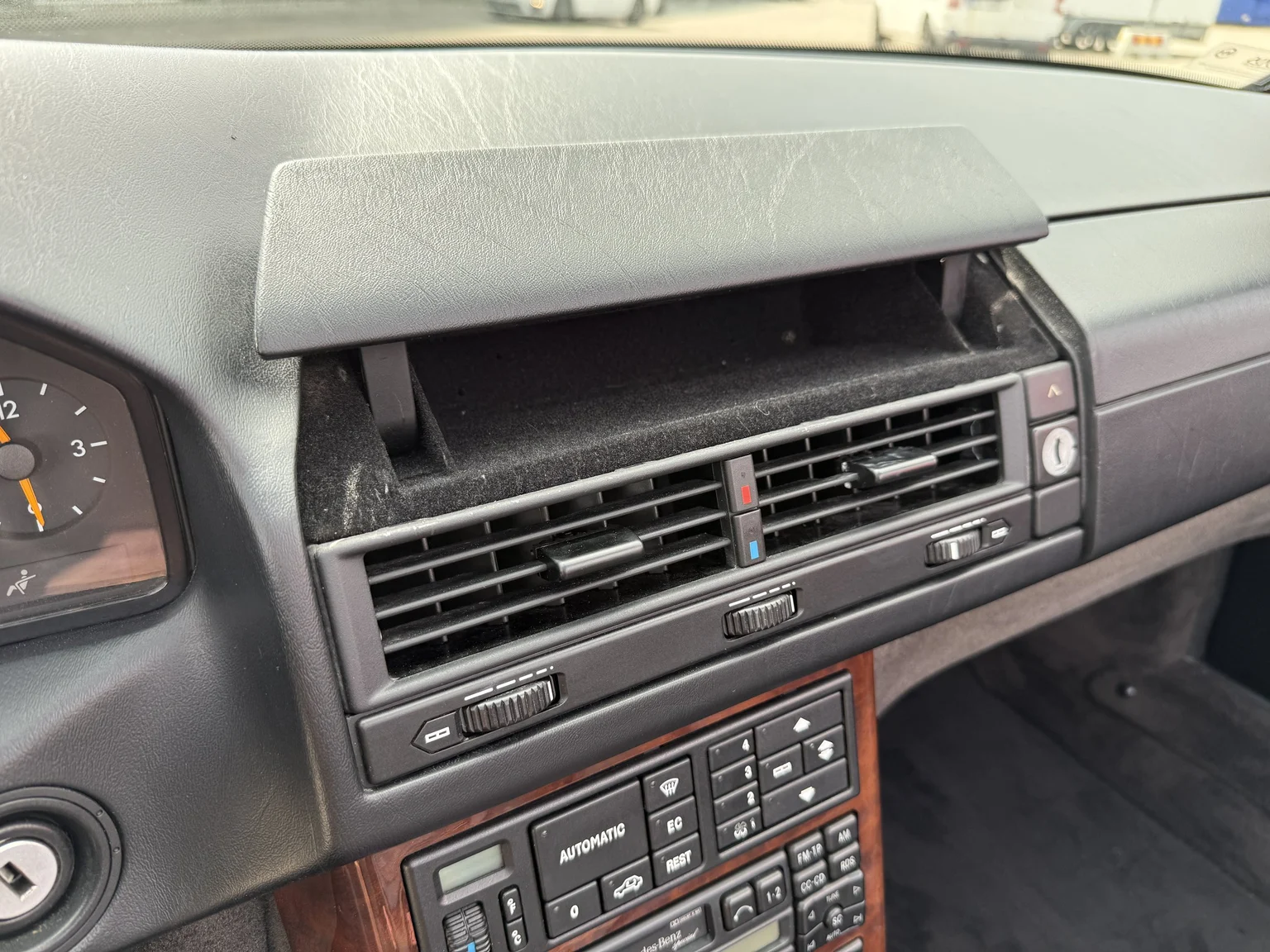 Innenraumfoto von 1995 Mercedes-Benz SL 500 (31)