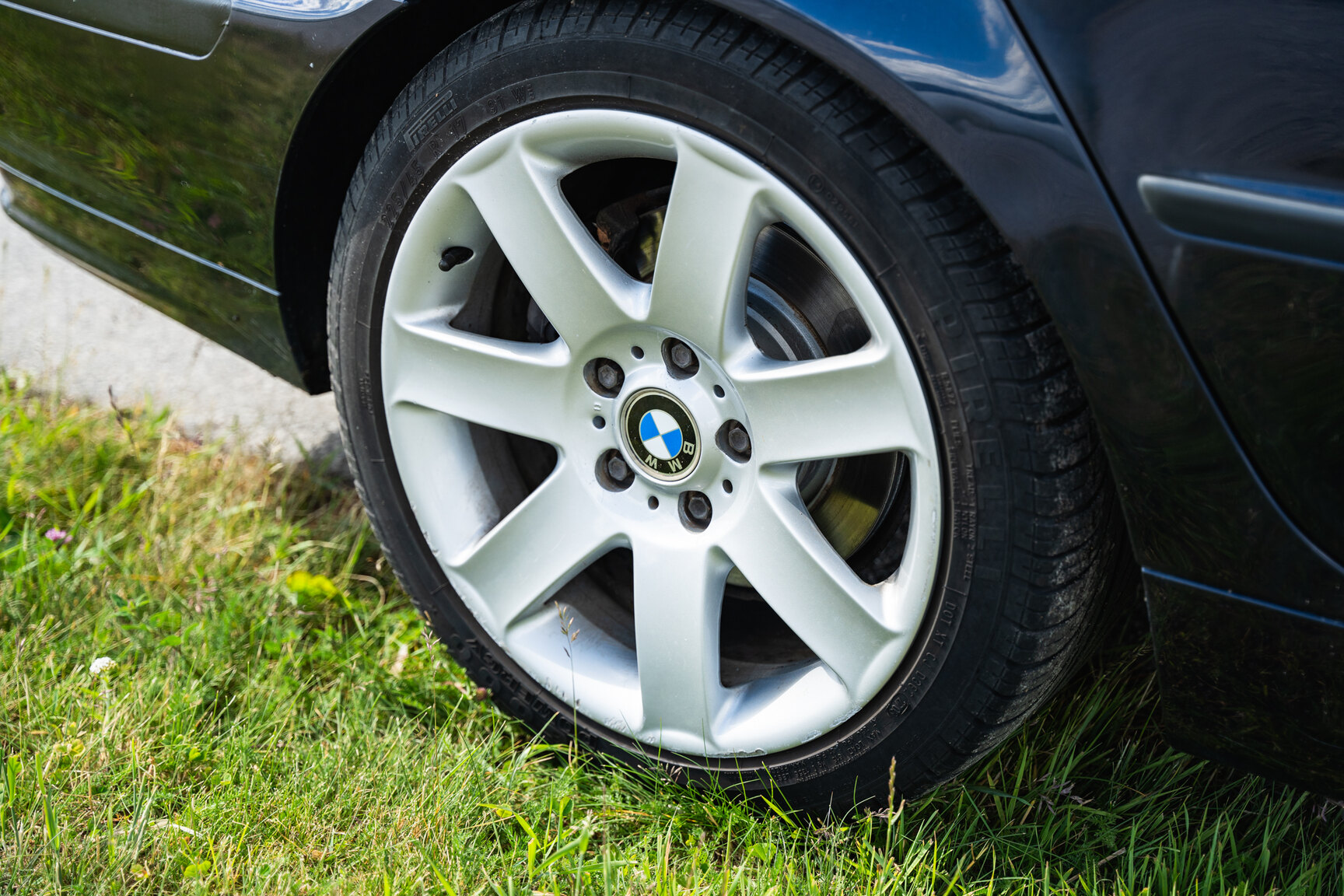Exterior image of 2003 BMW 320i Touring