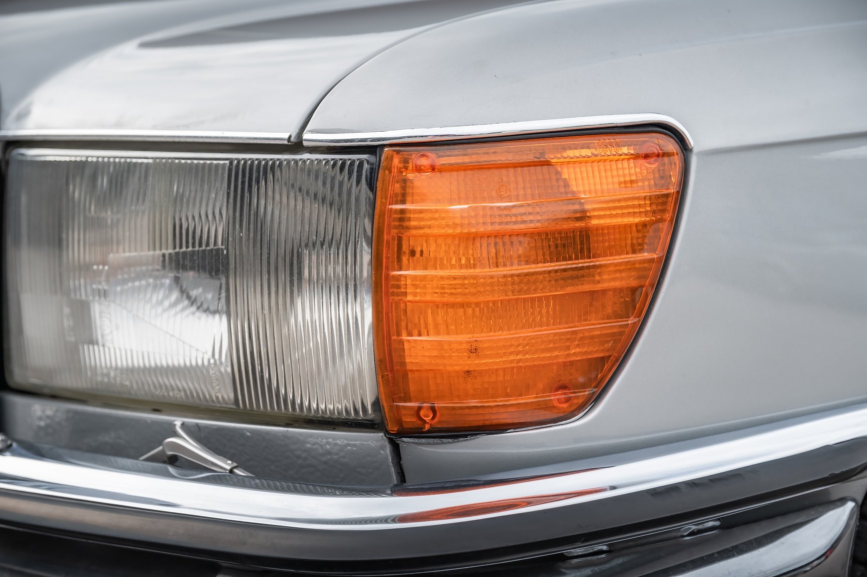 Exteriörbild på 1975 Mercedes-Benz 280 SE 