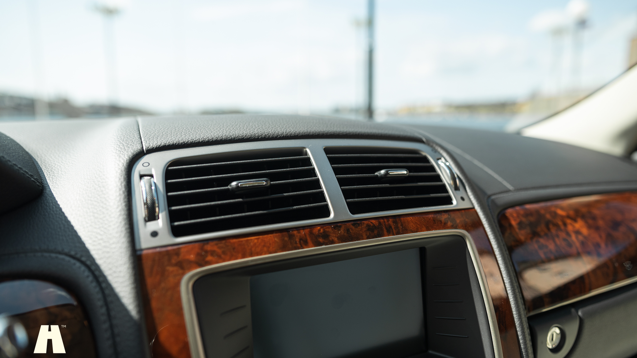 Interior image of 2008 Jaguar XKR (51)