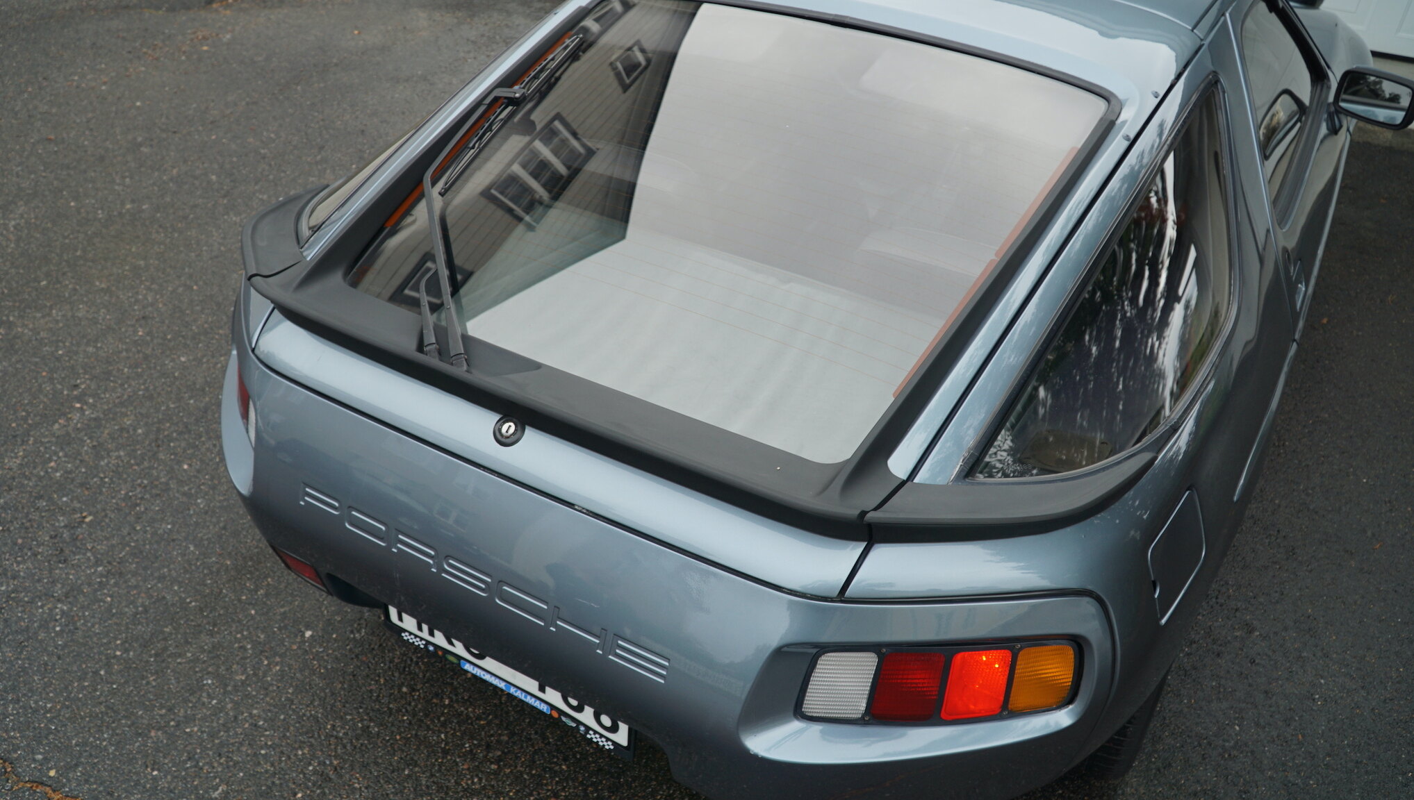Exterior image of 1983 Porsche 928S (44)