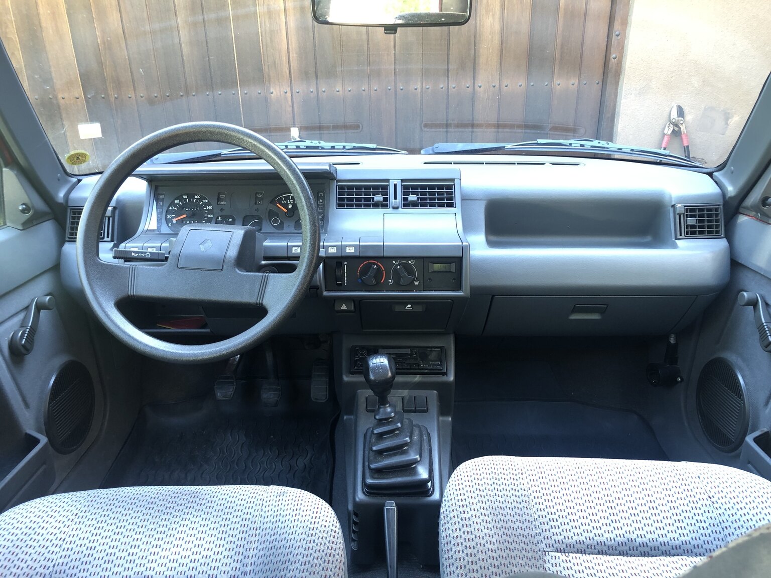 Interior image of 1990 Renault 5 (1)