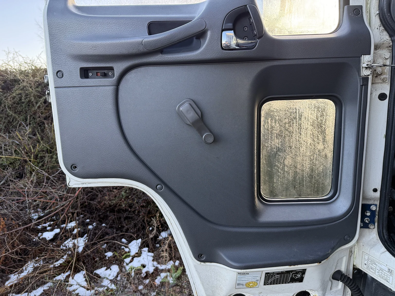 Exteriörbild på 2000 Volvo FL6 4x2 - NO RESERVE (2)