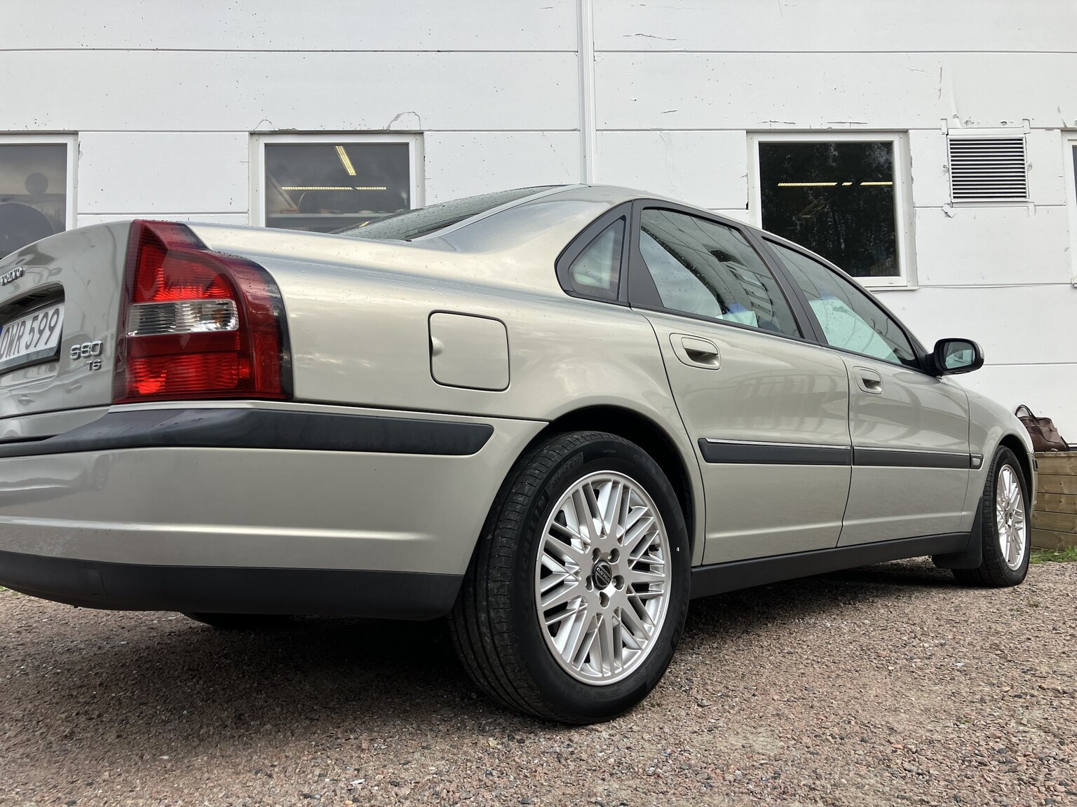 Exterior image of 1999 Volvo S80