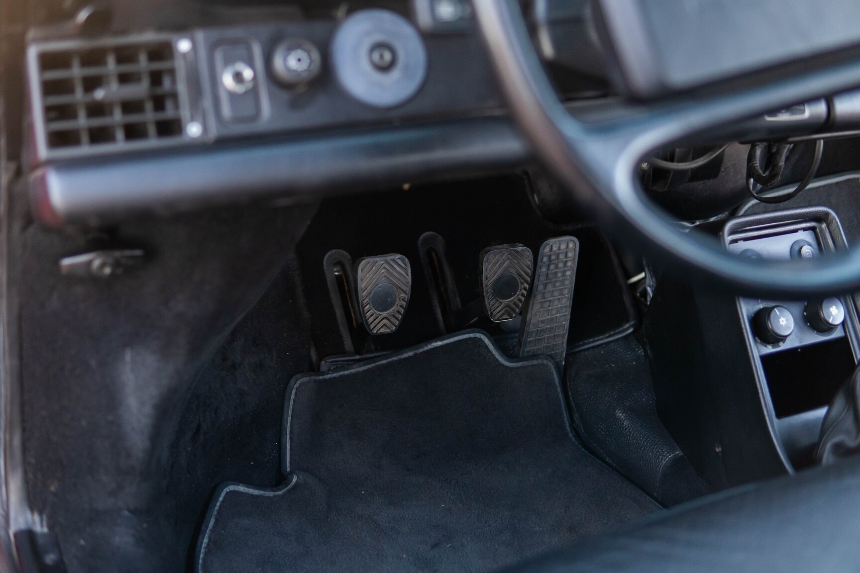 Innenraumfoto von 1987 Porsche 911 Carrera Cab 3.2