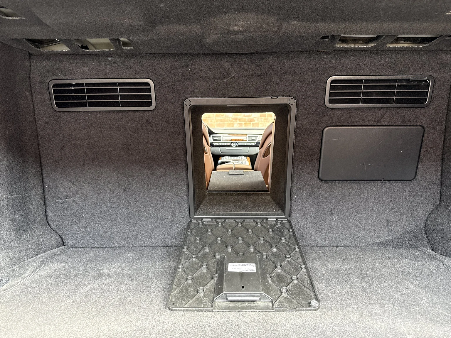Innenraumfoto von 2014 Audi A8 4.0 TFSI (118)
