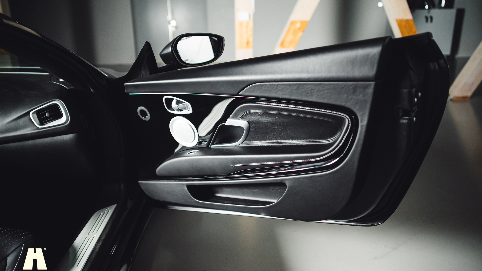 Innenraumfoto von 2019 Aston Martin DB11 AMR (15)