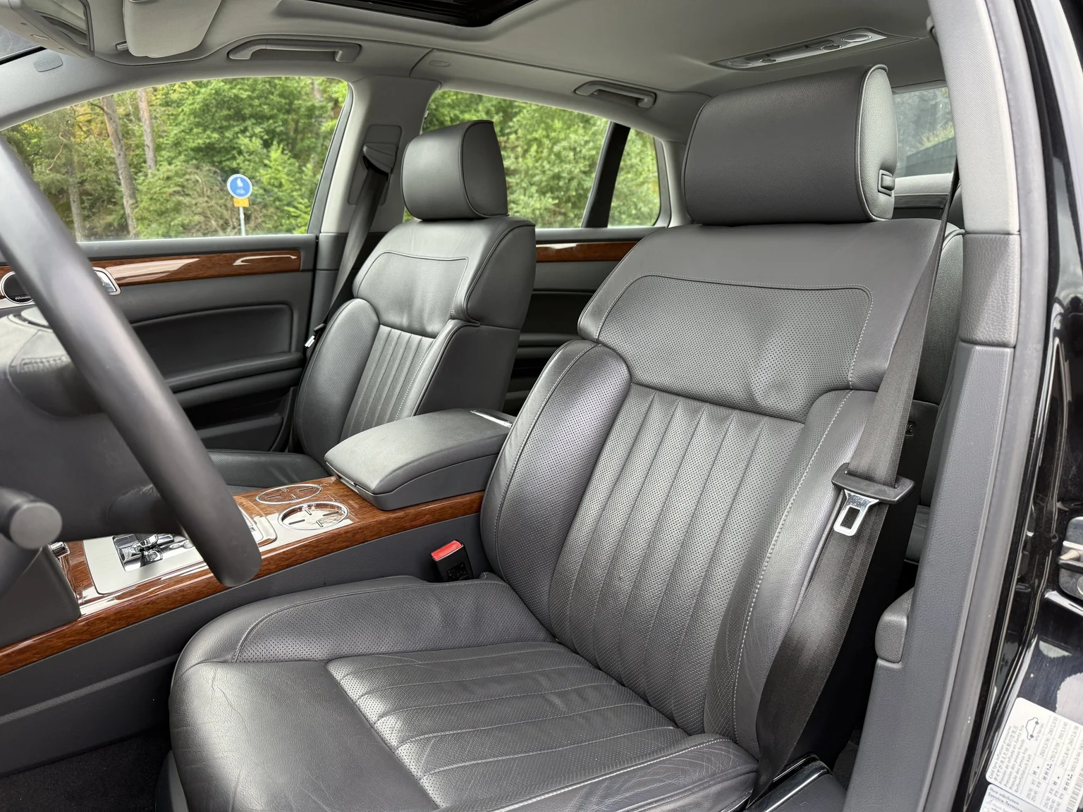 Interior image of 2013 Volkswagen Phaeton 3.0 TDI (15)