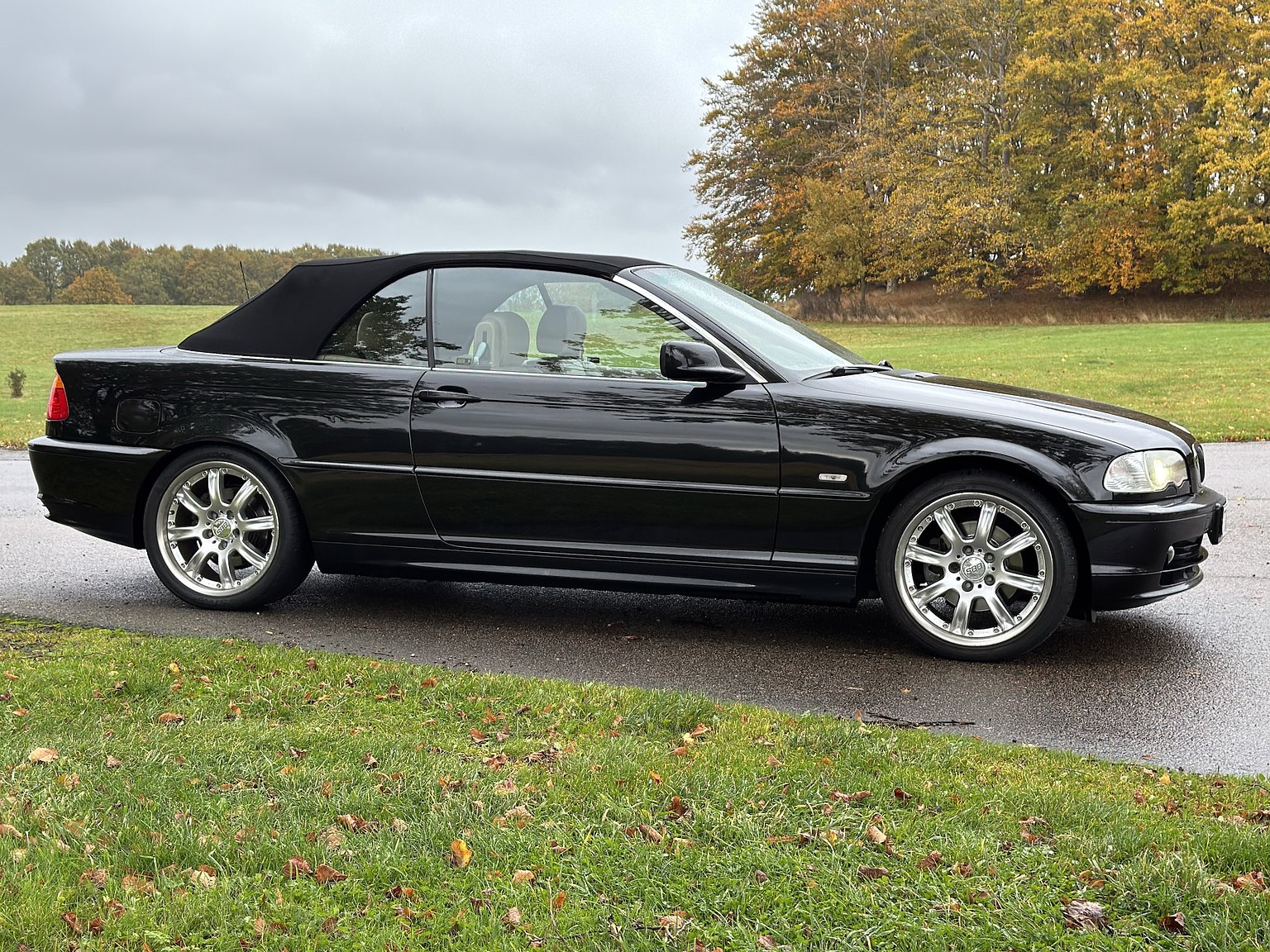 Exteriörbild på 2001 BMW 325IA CAB