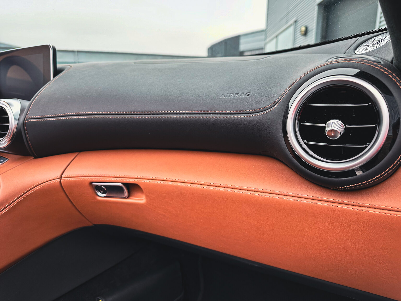 Innenraumfoto von 2018 Mercedes Benz AMG GT C