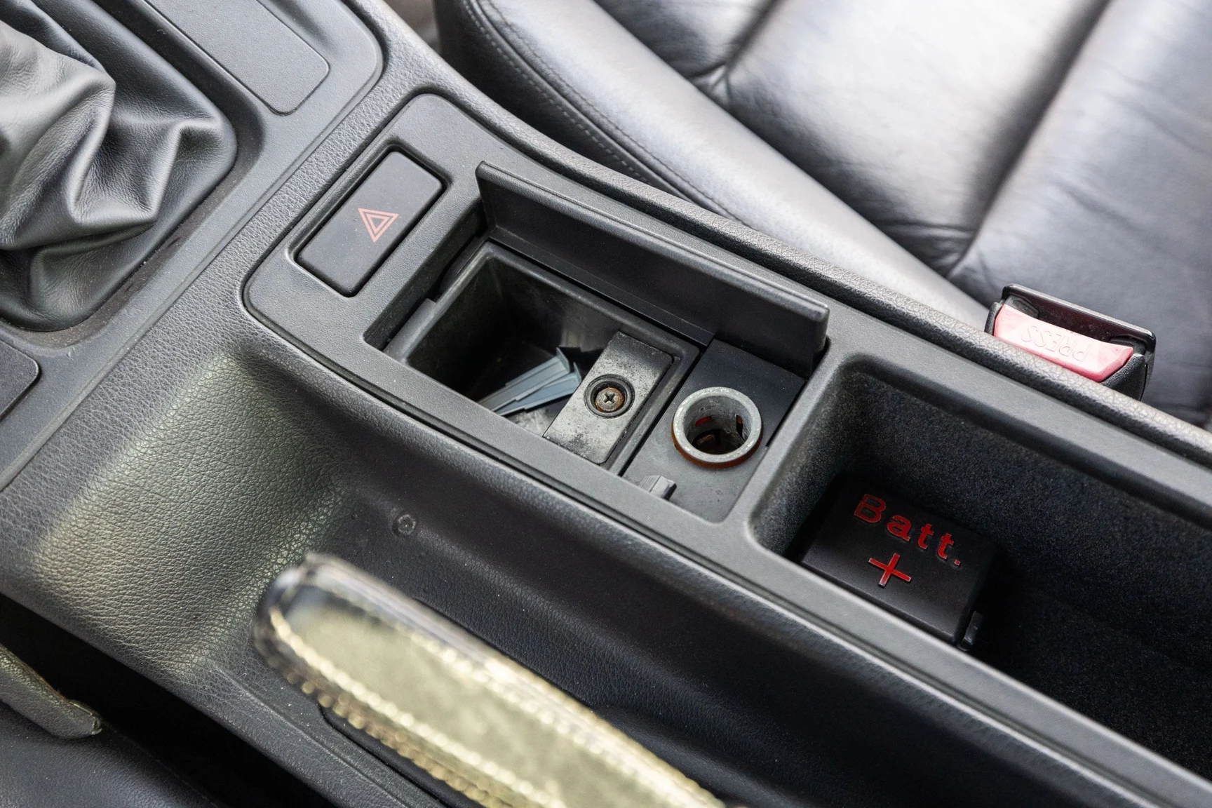 Interior image of 1991 BMW 850i (32)