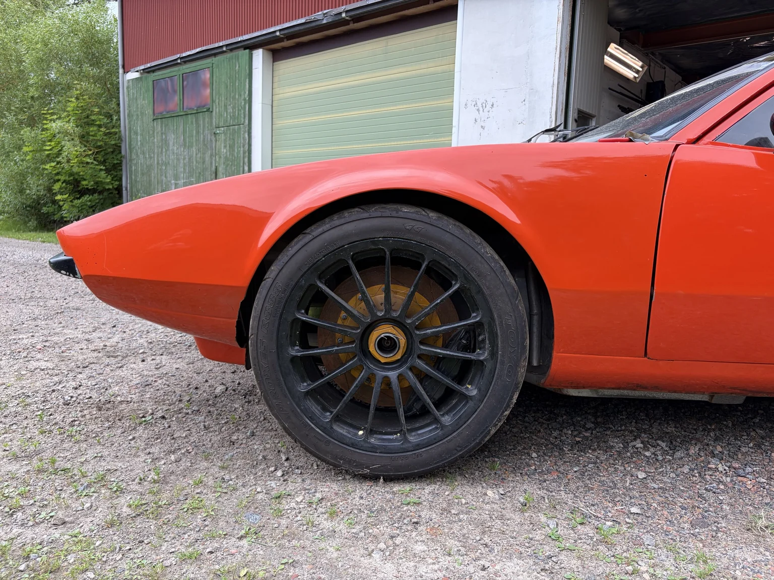 Exteriörbild på 1972 De Tomaso Pantera LS Restomod (28)