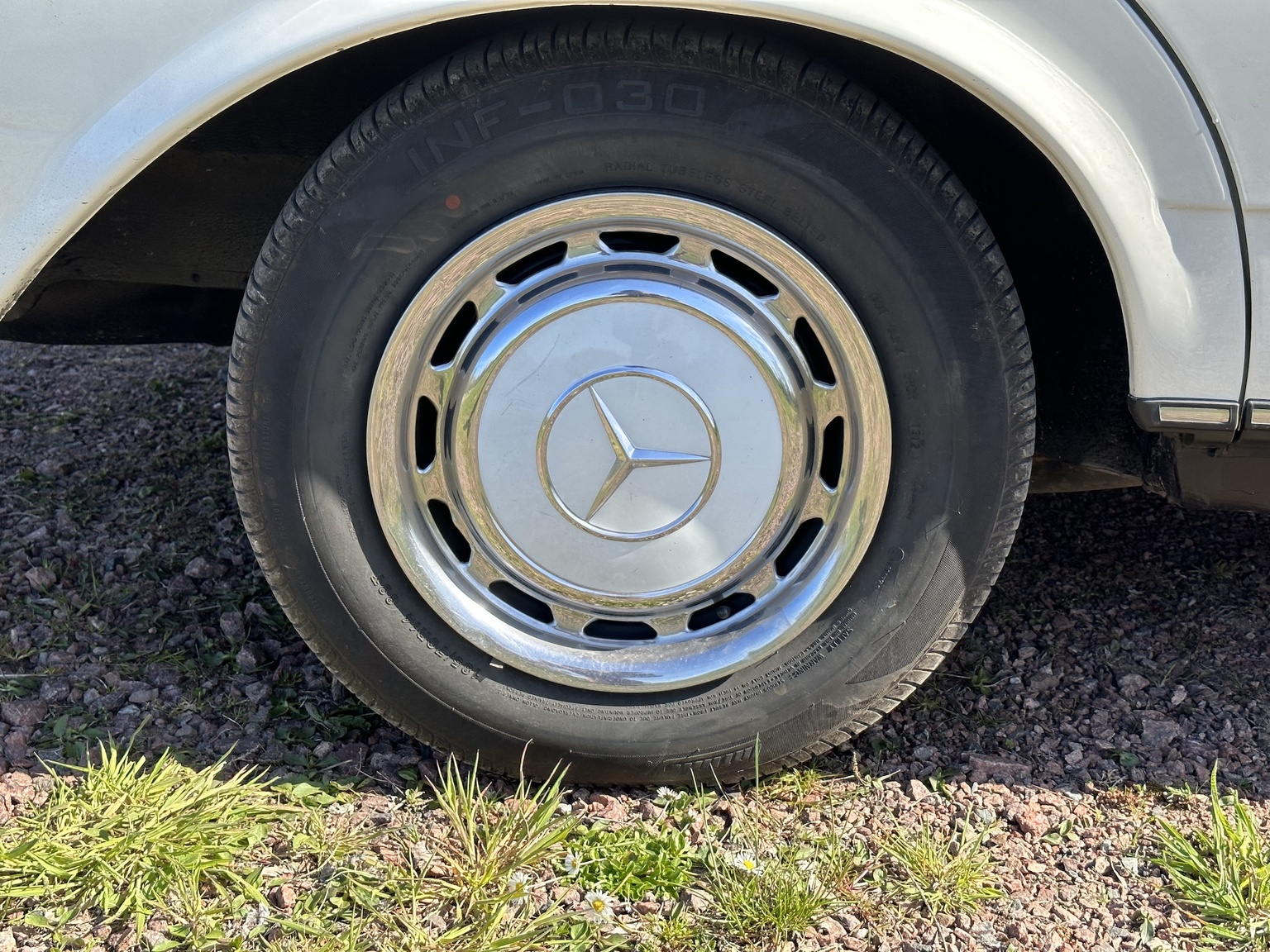 Exterior image of 1985 Mercedes-Benz 200