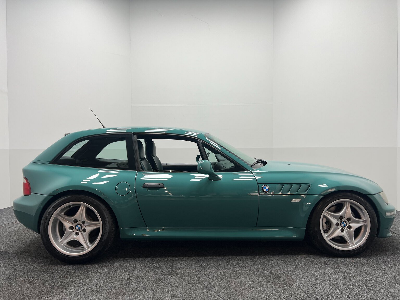 Exterior image of 2000 BMW Z3 Coupé 3.0