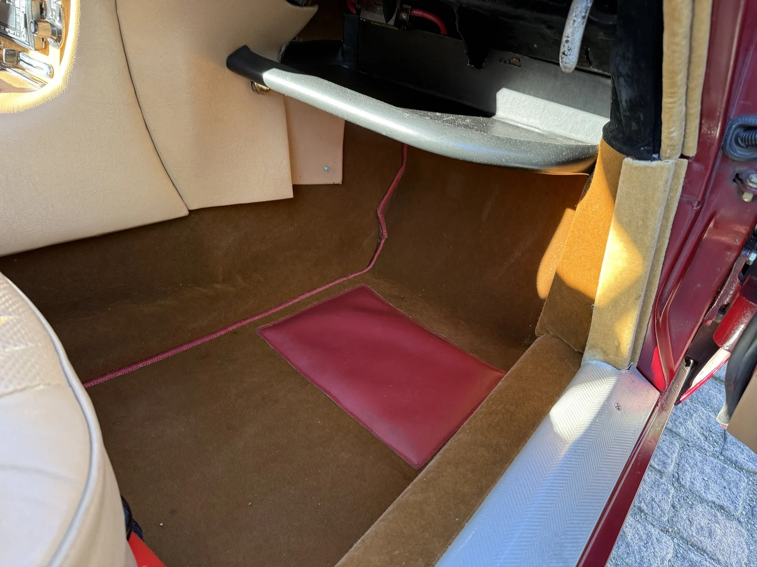 Interior image of 1970 Jaguar XJ12 Performance (62)