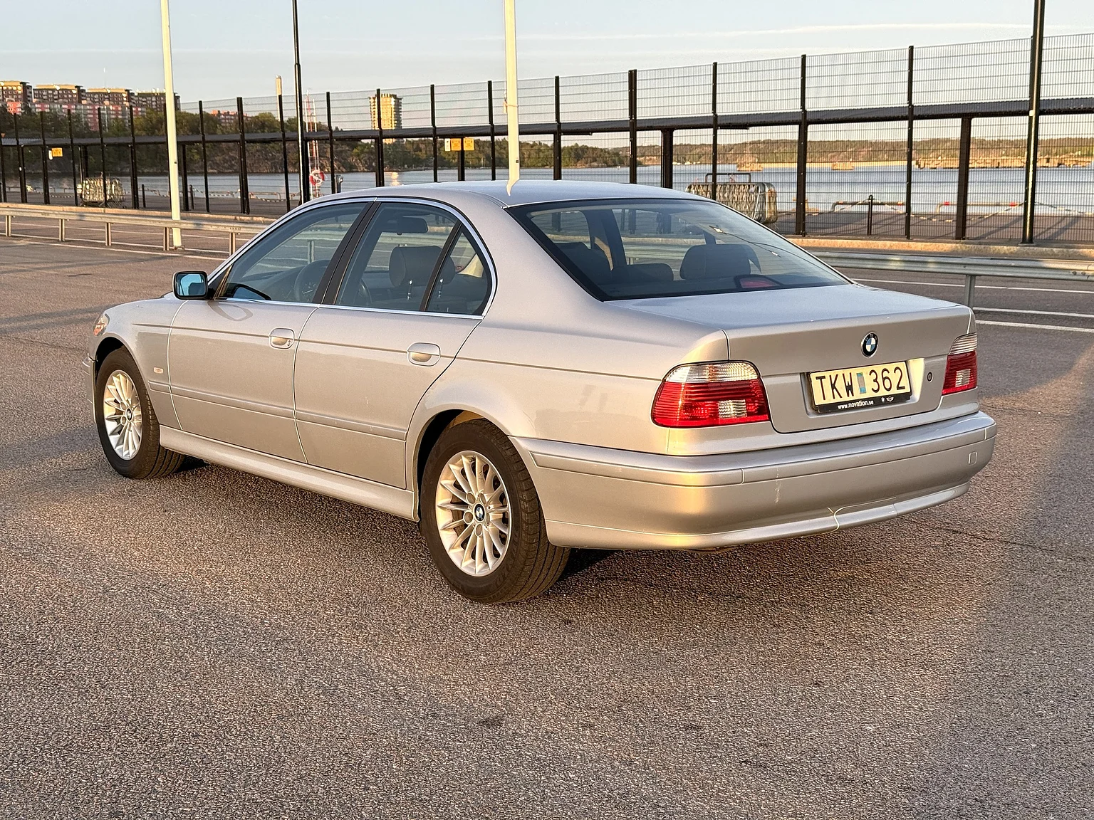 Exterior image of 2002 BMW 520i (3)