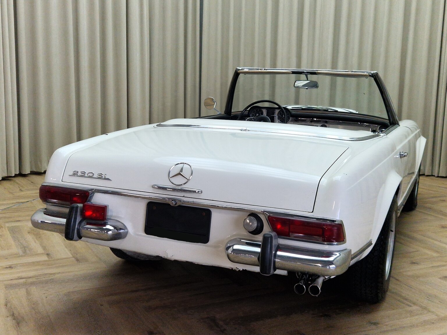 Exteriörbild på 1964 Mercedes-Benz 230SL Pagoda