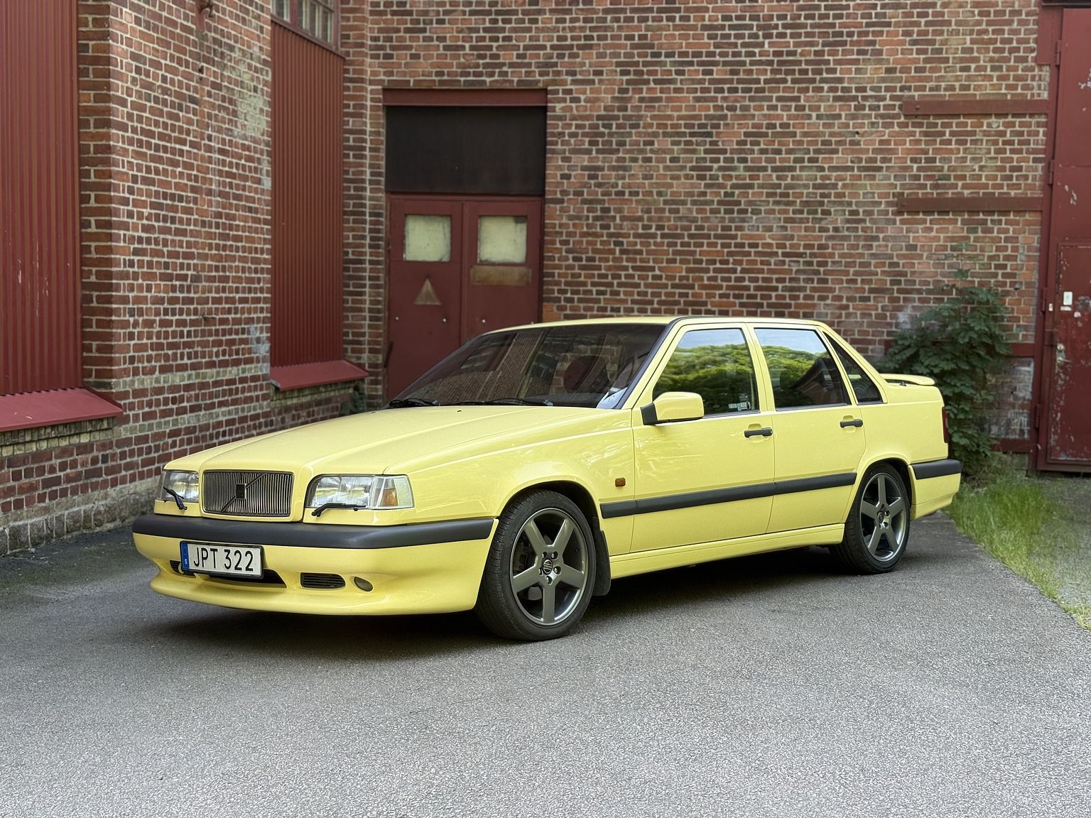 Exterior image of 1995 Volvo 850 T-5R