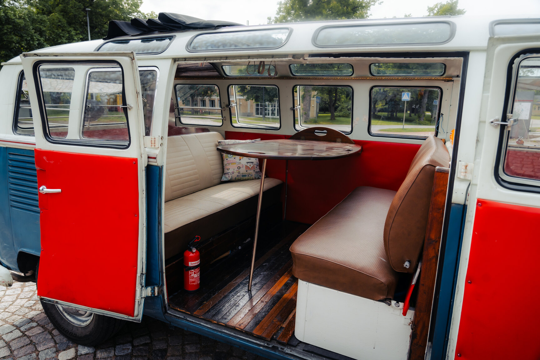 Interiörbild 1964 Volkswagen Kleinbus Transporter 1500 Deluxe “21-fönsters Samba”