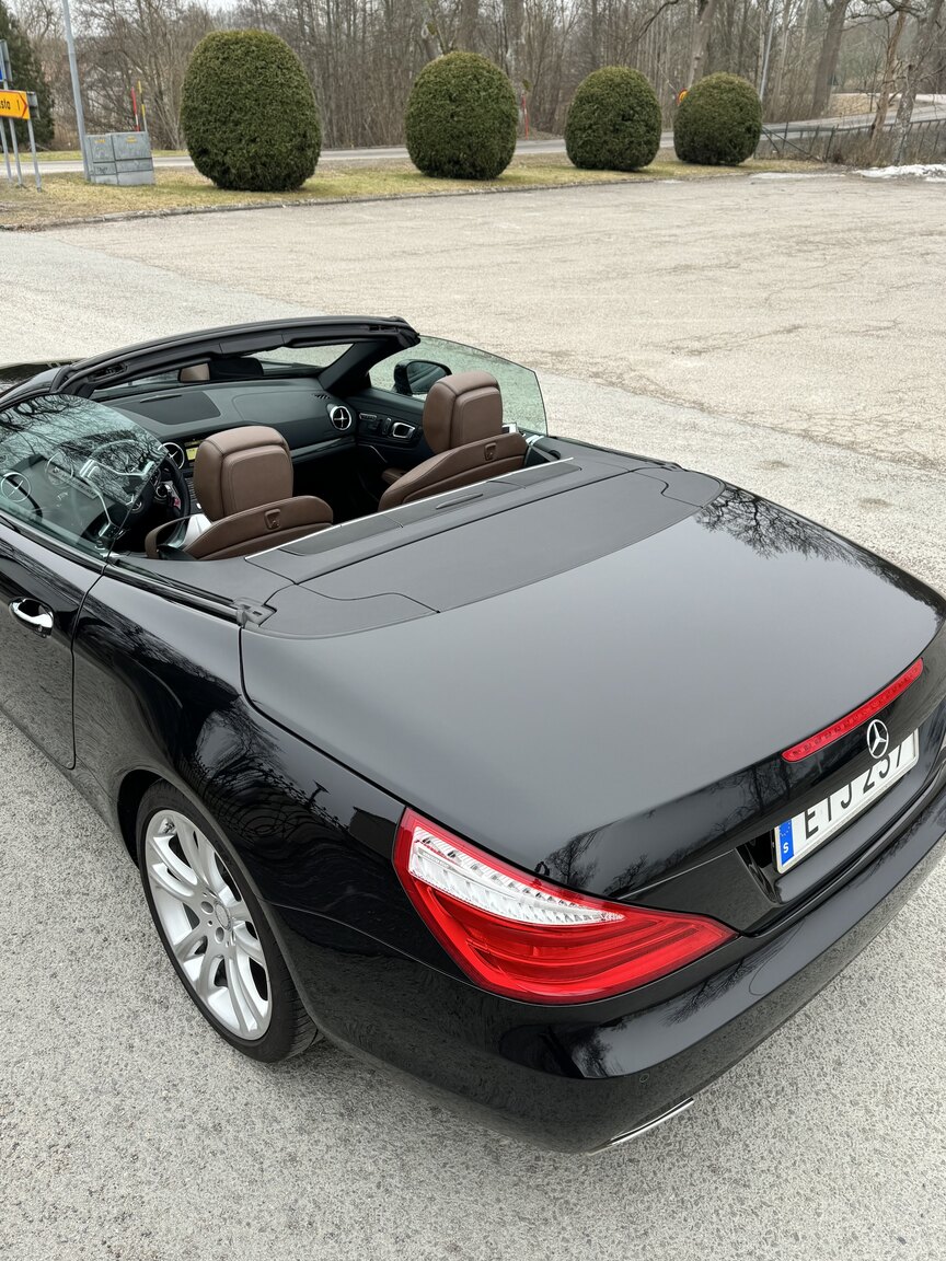 Exterior image of 2013 MERCEDES-BENZ SL 500