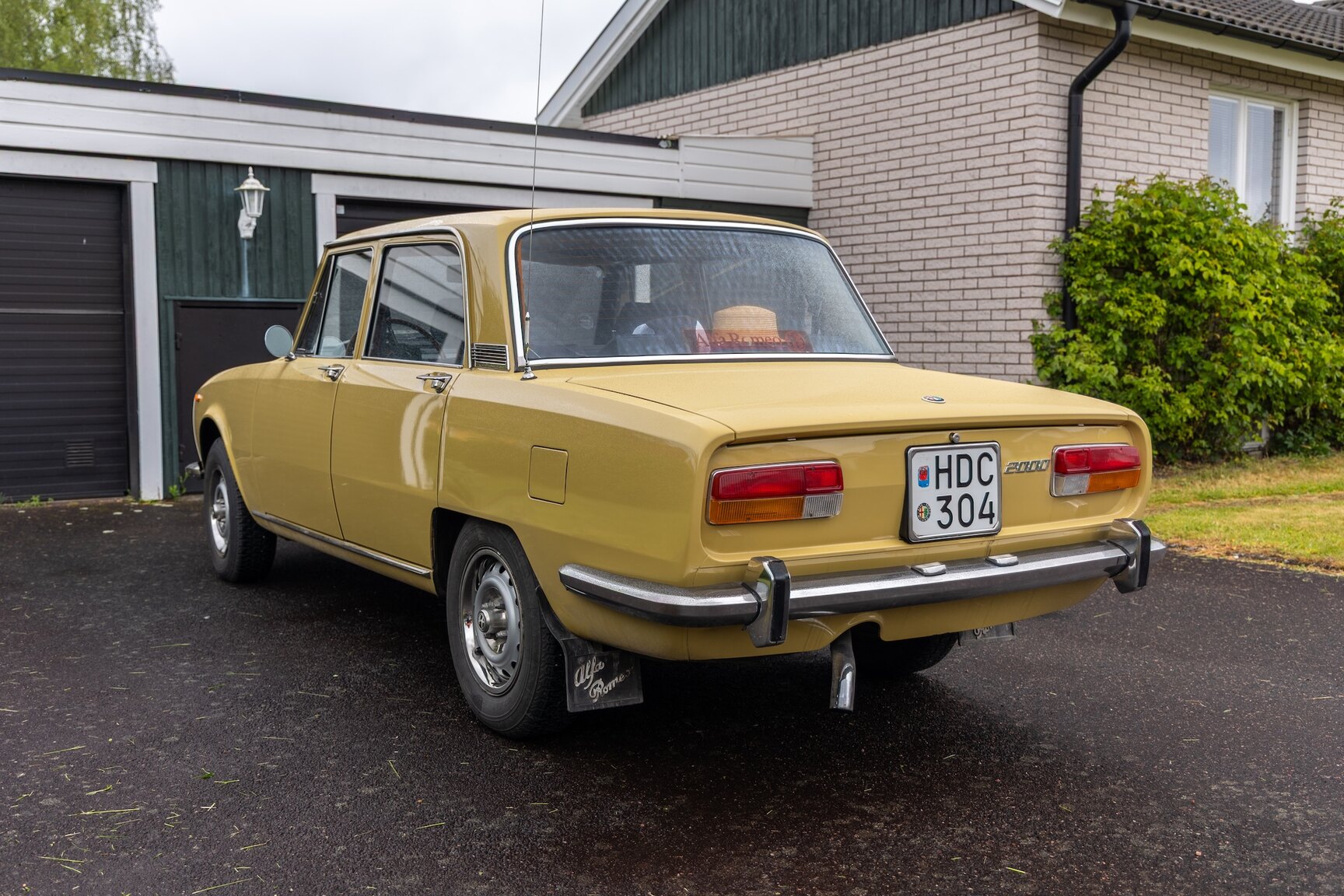 Exterior image of 1974 Alfa Romeo Berlina 2000