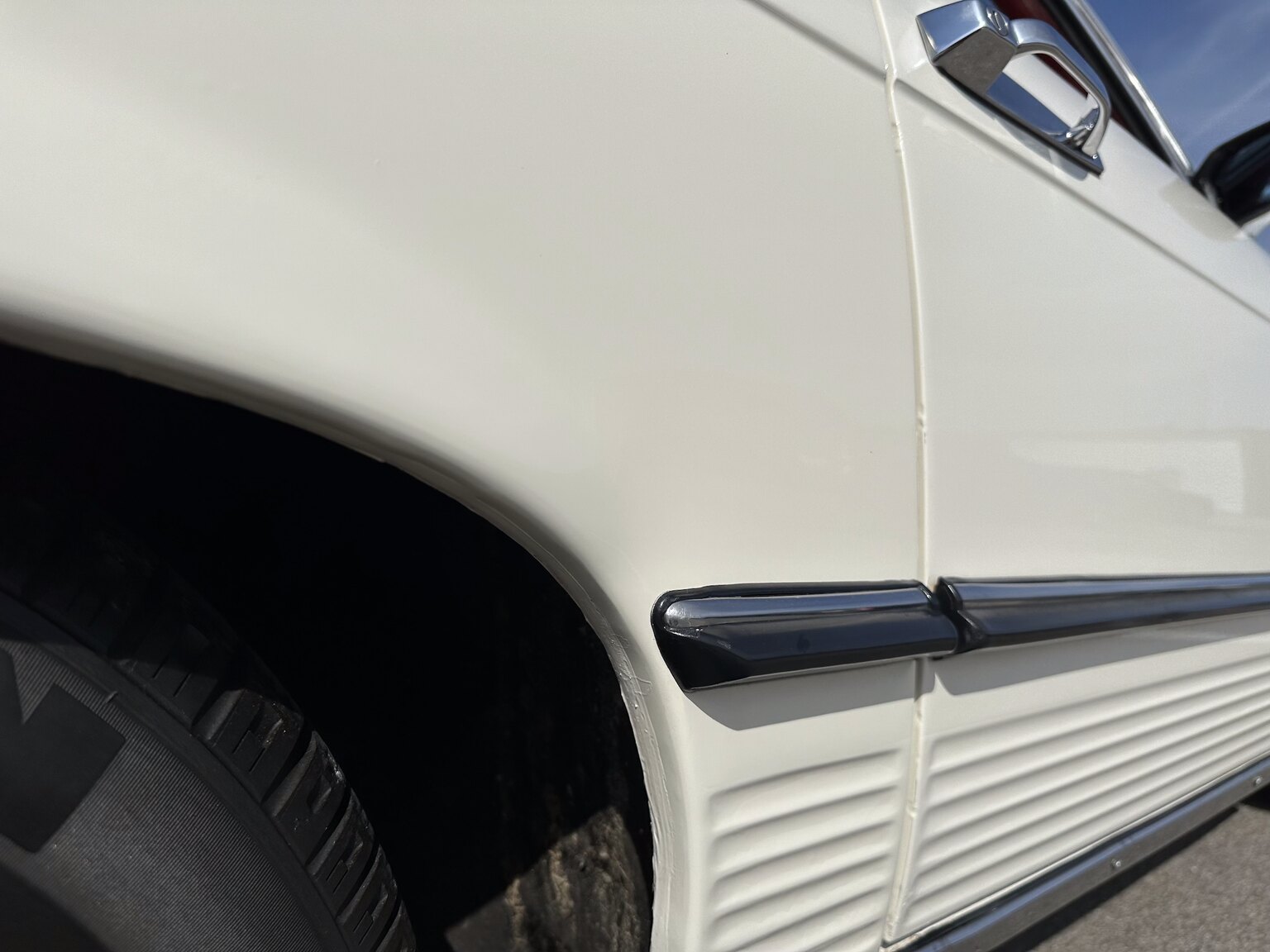Exterior image of 1972 Mercedes-Benz 350 SL
