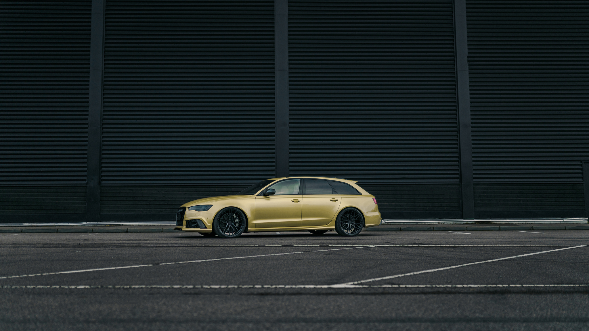 Exterior image of 2016 Audi RS6 Avant Exclusive (7)
