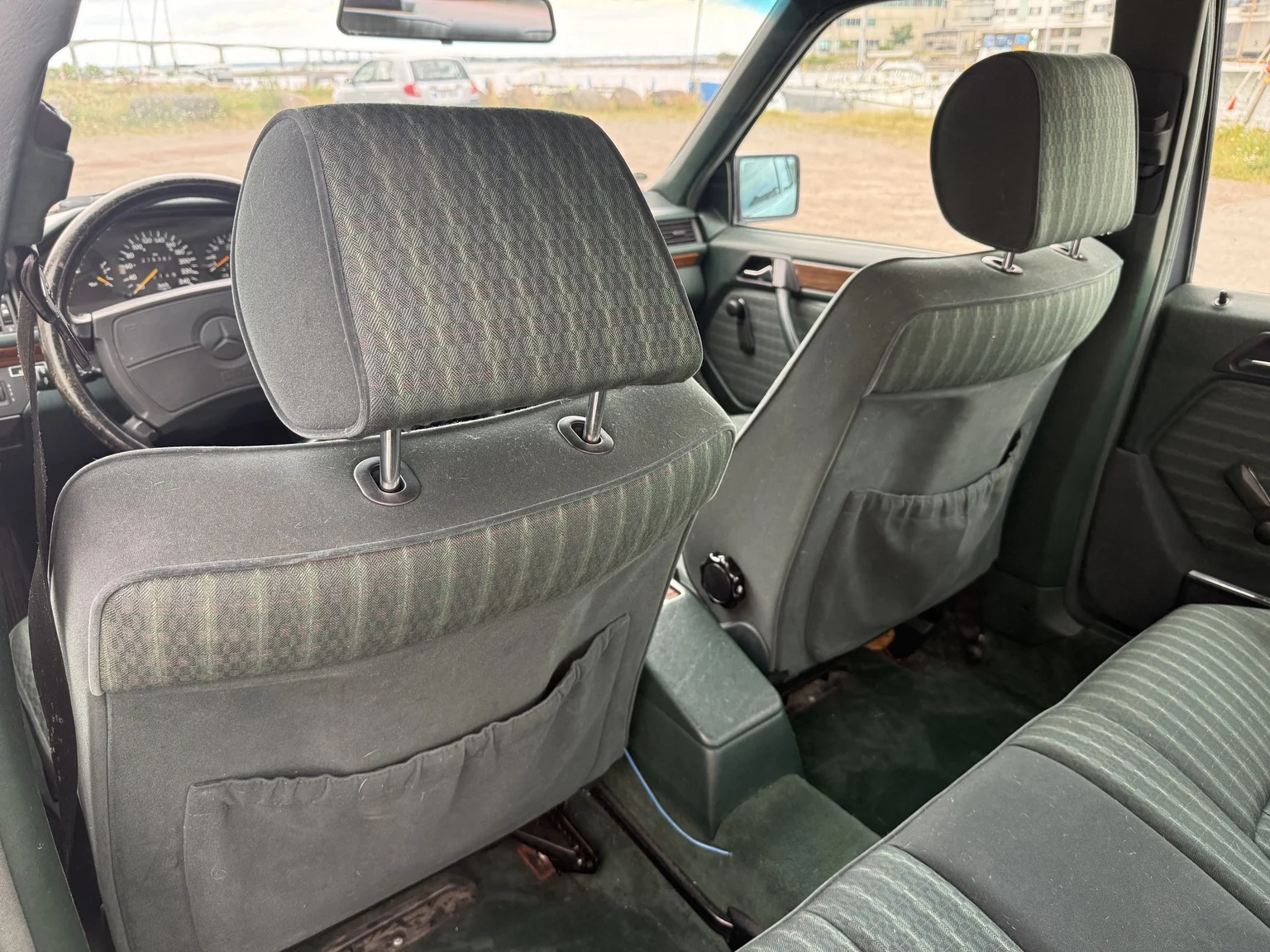 Interior image of 1991 Mercedes-Benz 300 E 4MATIC (25)