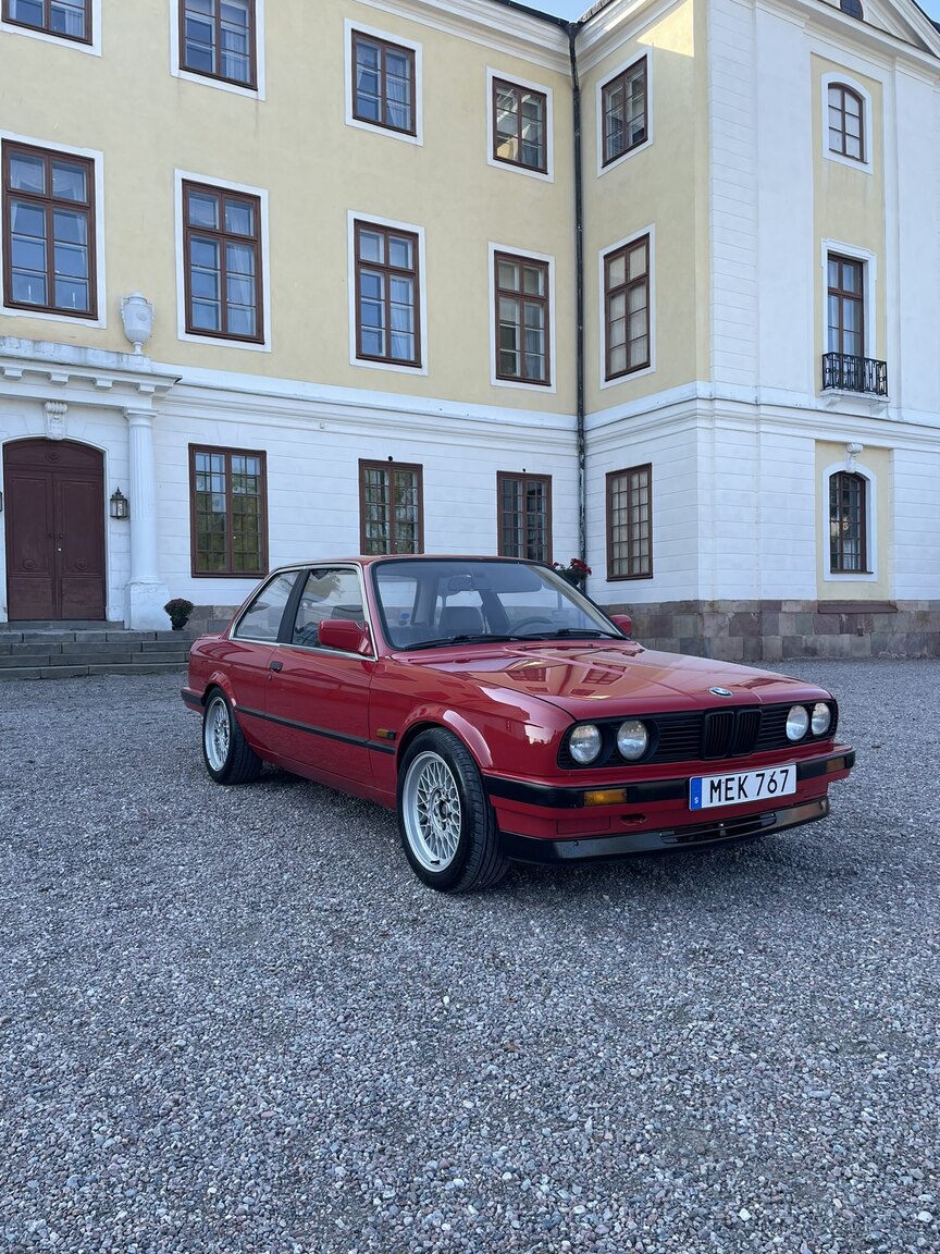 Exterior image of 1987 BMW 320i