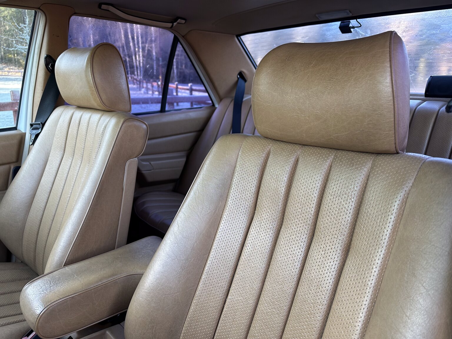 Innenraumfoto von 1988 Mercedes-Benz 190 E 2.3 (4)