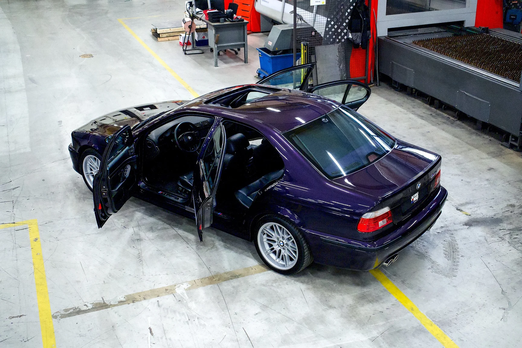 Exterior image of 2002 BMW M5 E39 (97)