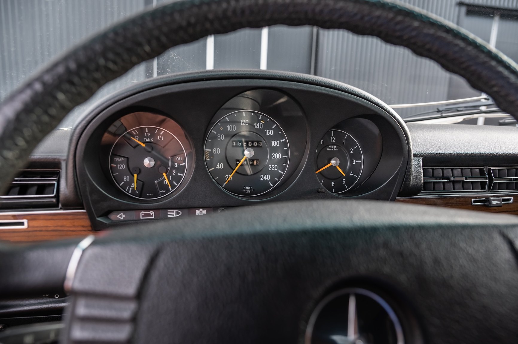 Interior image of 1975 Mercedes-Benz 280 SE 