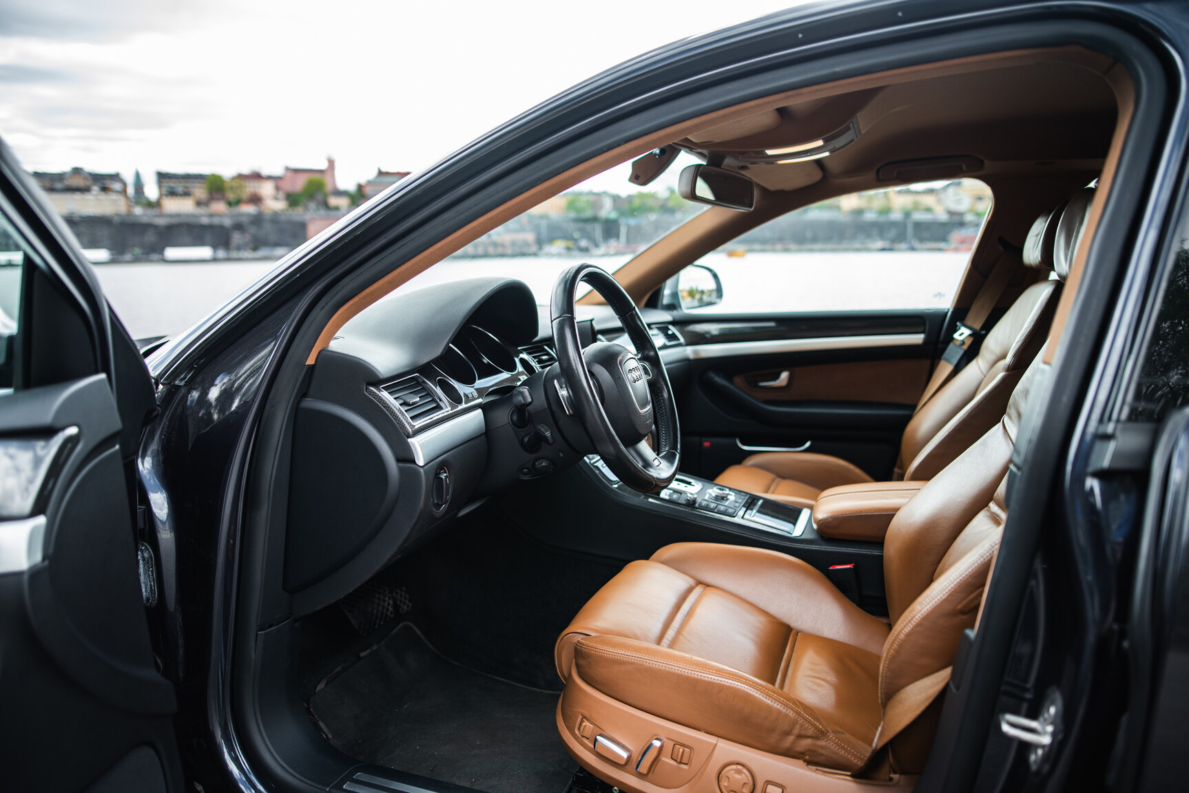 Interior image of 2009 Audi S8 5.2 V10 FSI Quattro