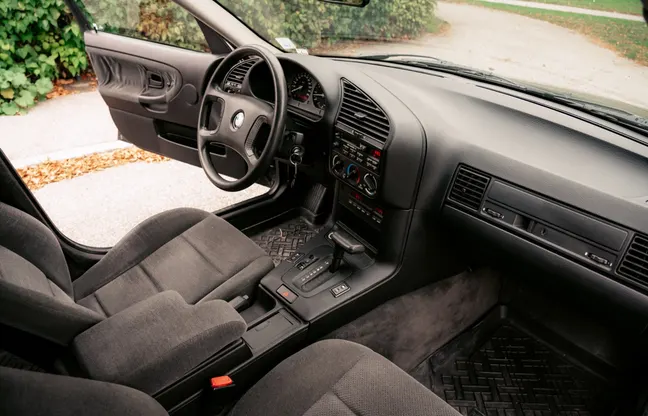 1992 BMW 320i Sedan – Interiör