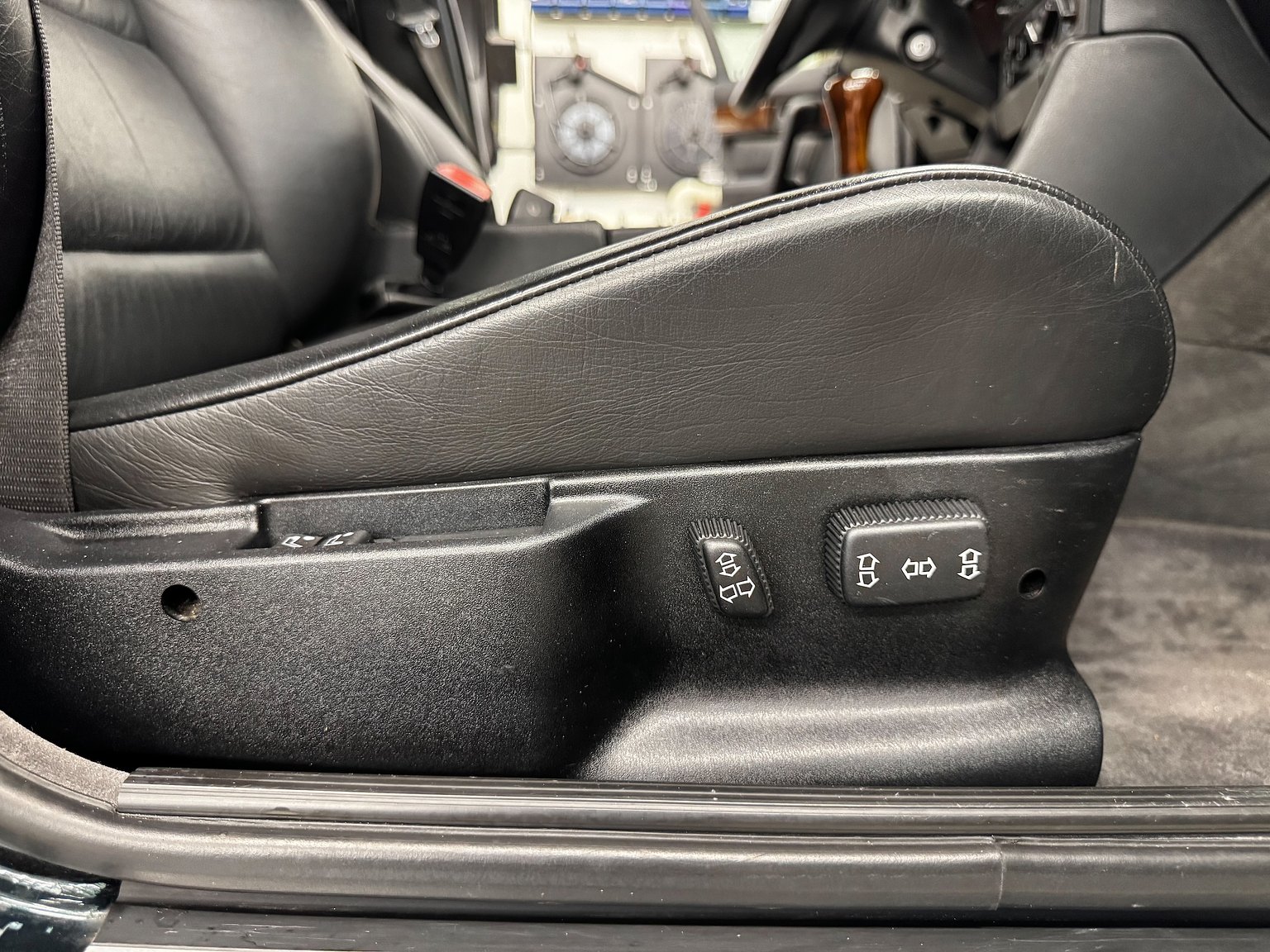 Interior image of 1995 BMW 540i Touring - NO RESERVE (18)