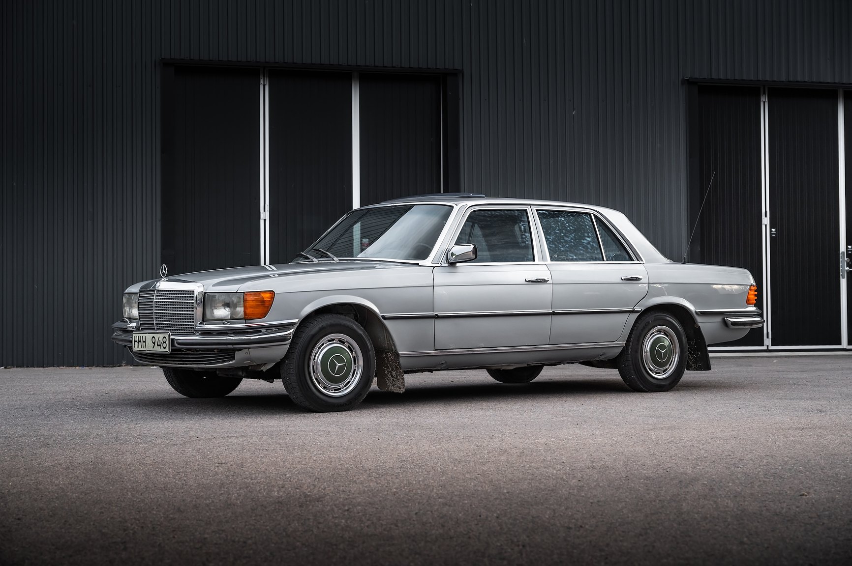 Exteriörbild på 1975 Mercedes-Benz 280 SE 