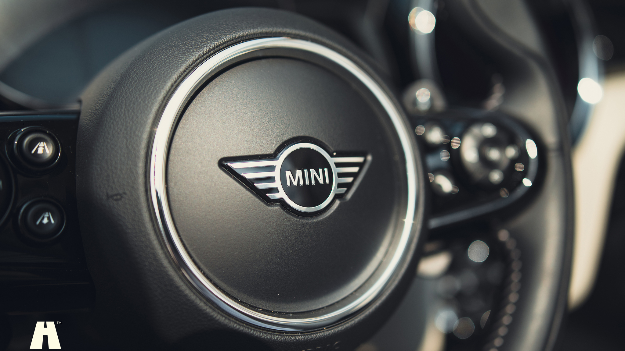 Innenraumfoto von 2021 Mini John Cooper Works Cabriolet  (37)