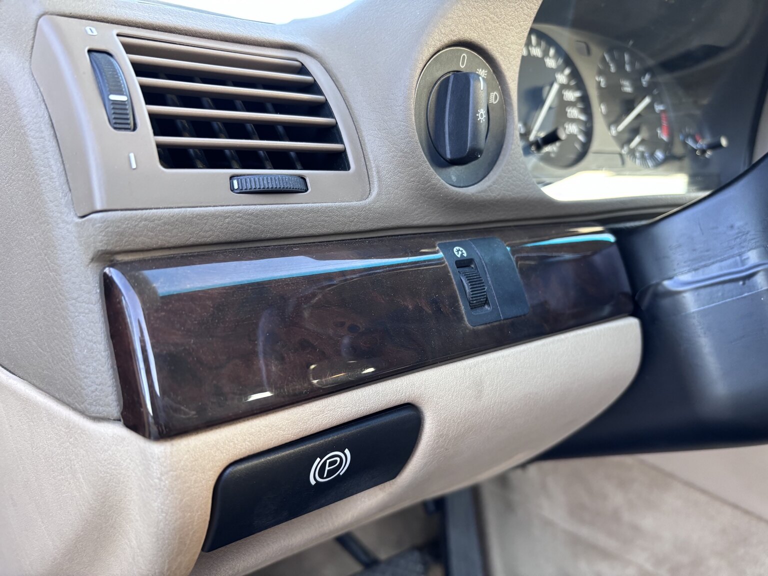 Interior image of 1996 BMW 728iA