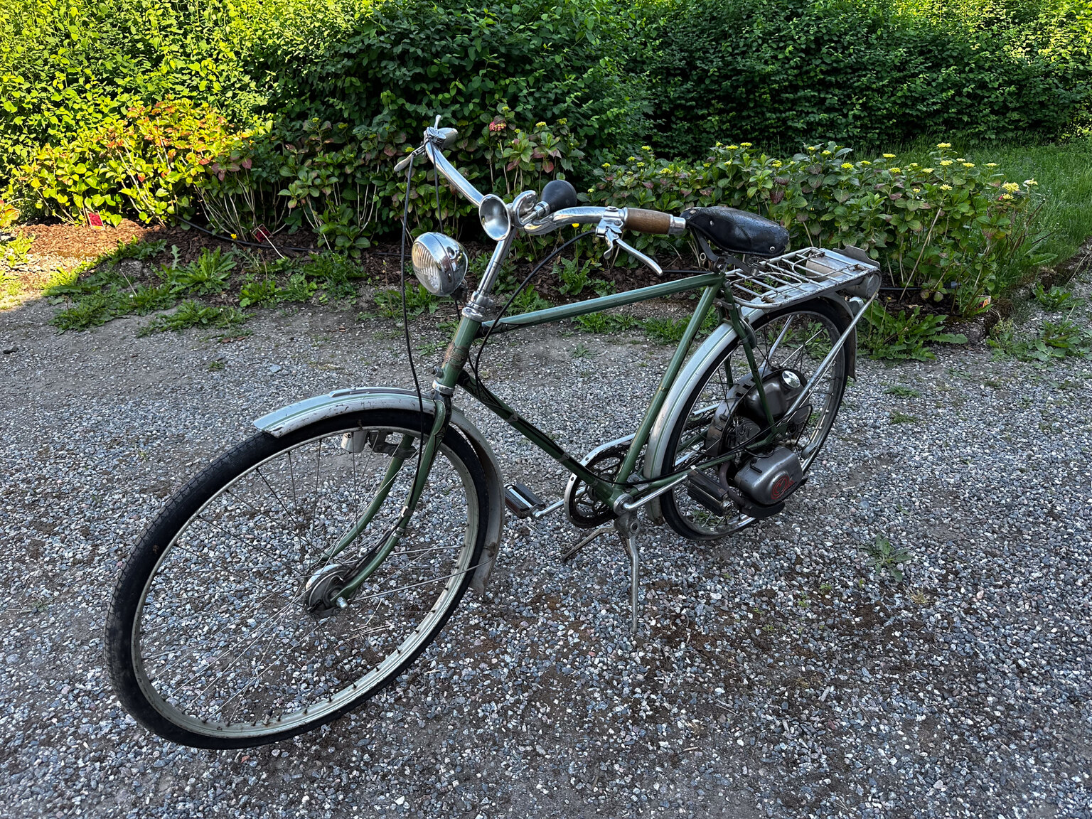 Exteriörbild på 1951 Fux med påhängsmotor