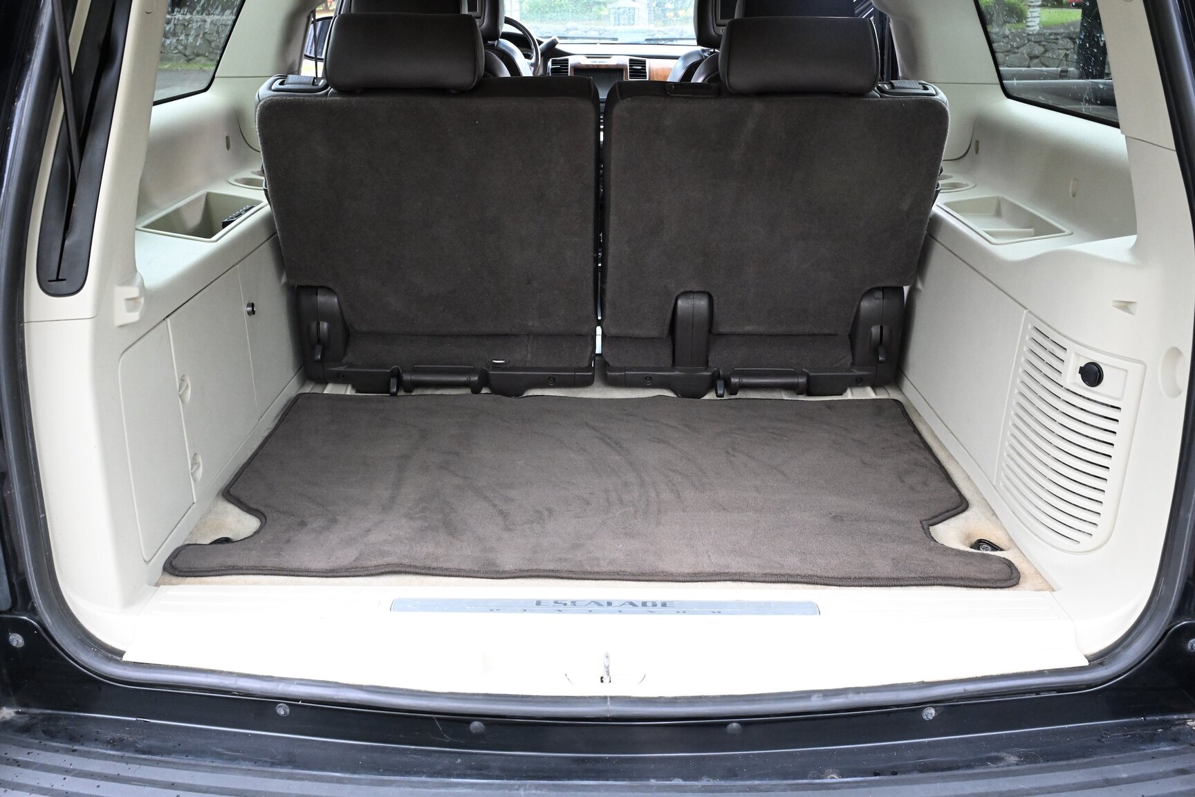 Interior image of 2010 Cadillac Escalade ESV 6.2 Flexfuel