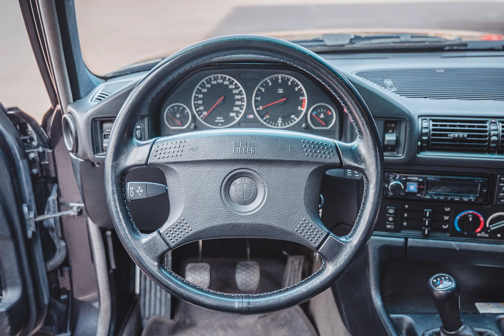 Interior image of 1992 BMW M5 3.8 (3)