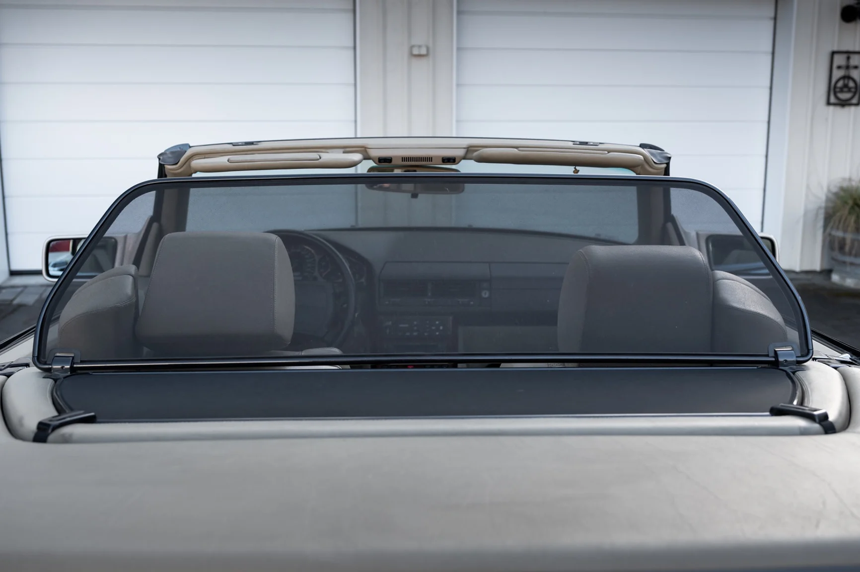 Exterior image of 1991 Mercedes-Benz 500 SL (34)