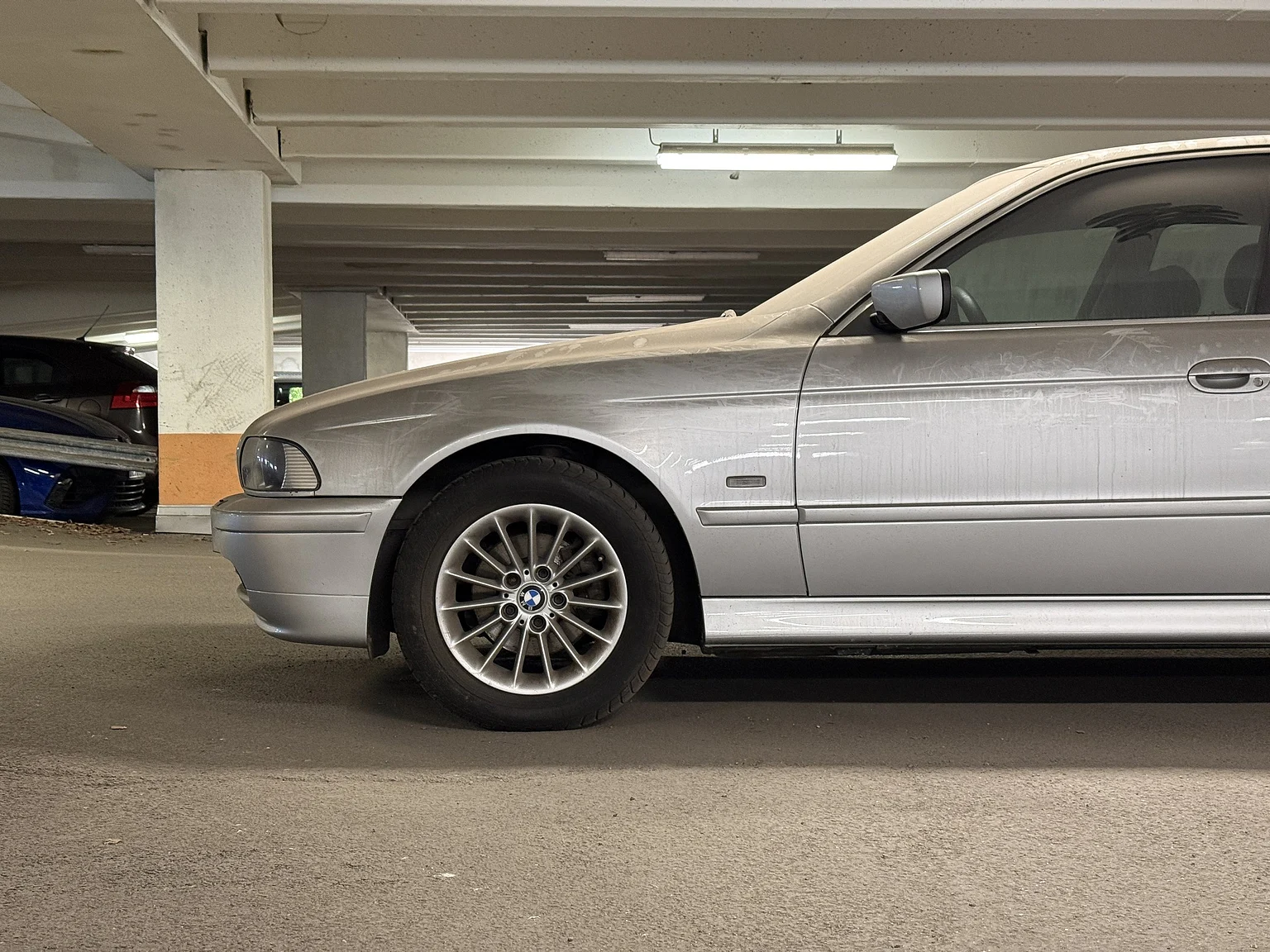 Exterior image of 2002 BMW 520i (12)