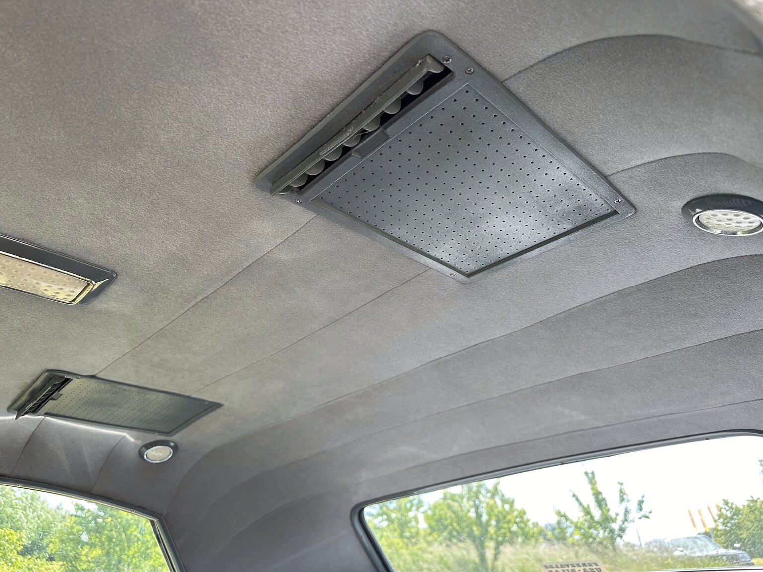 Interior image of 1964 Cadillac Fleetwood Seventy-Five Limousine (26)