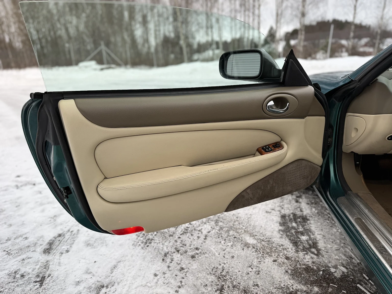 Interior image of 1997 Jaguar XK8 (5)