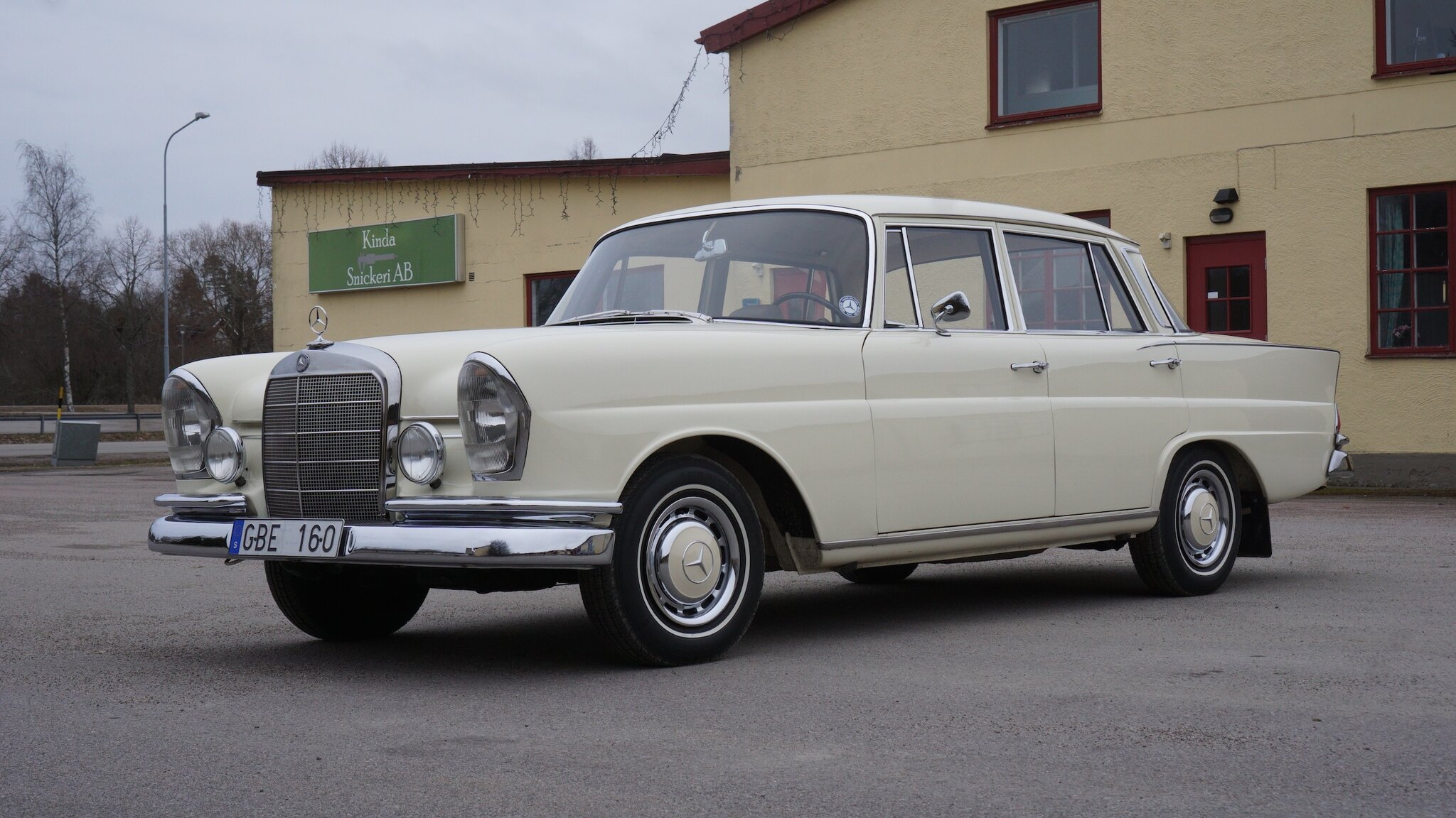 Exteriörbild på 1966 Mercedes-Benz 230 S