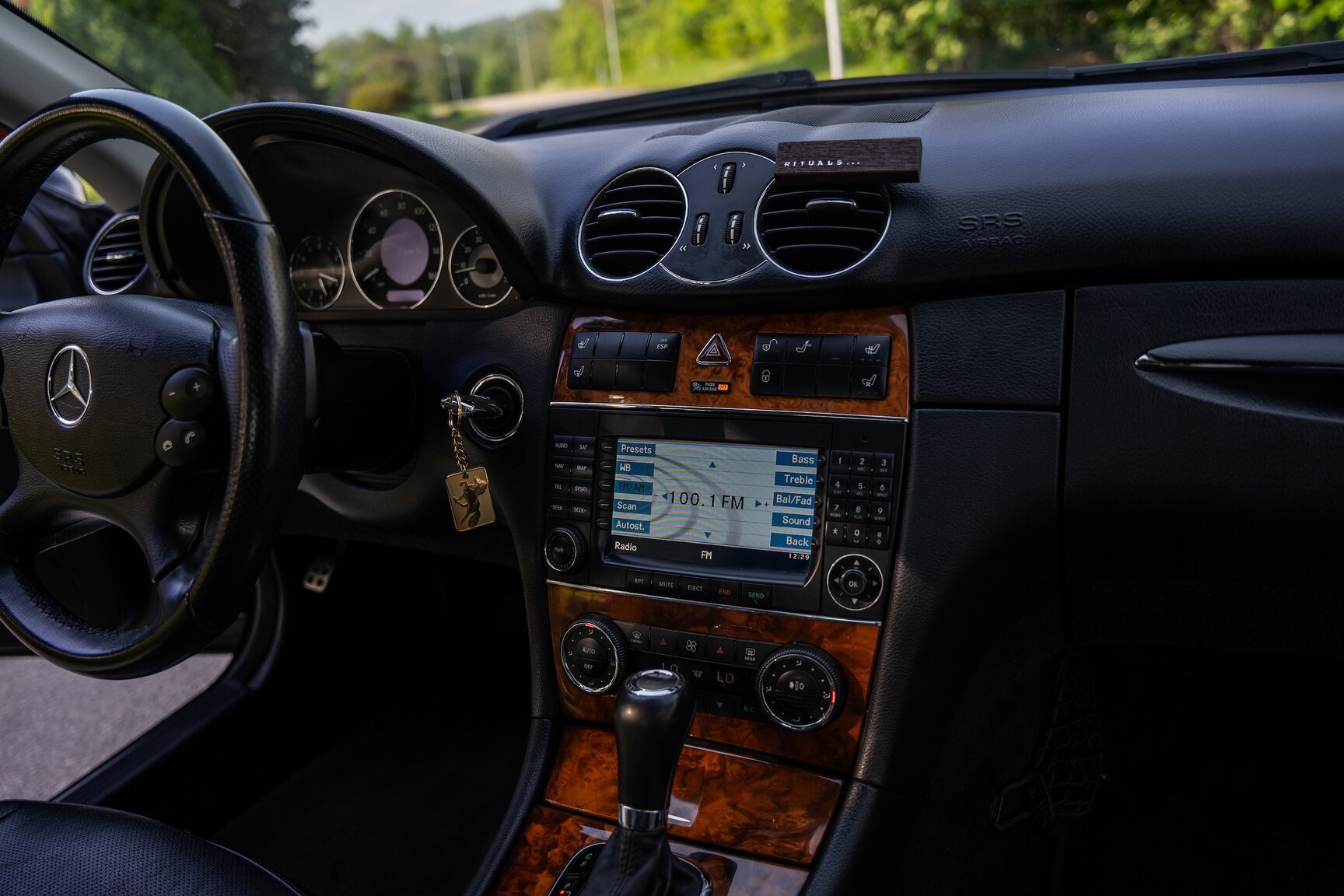 Interior image of 2009 Mercedes-Benz CLK 550